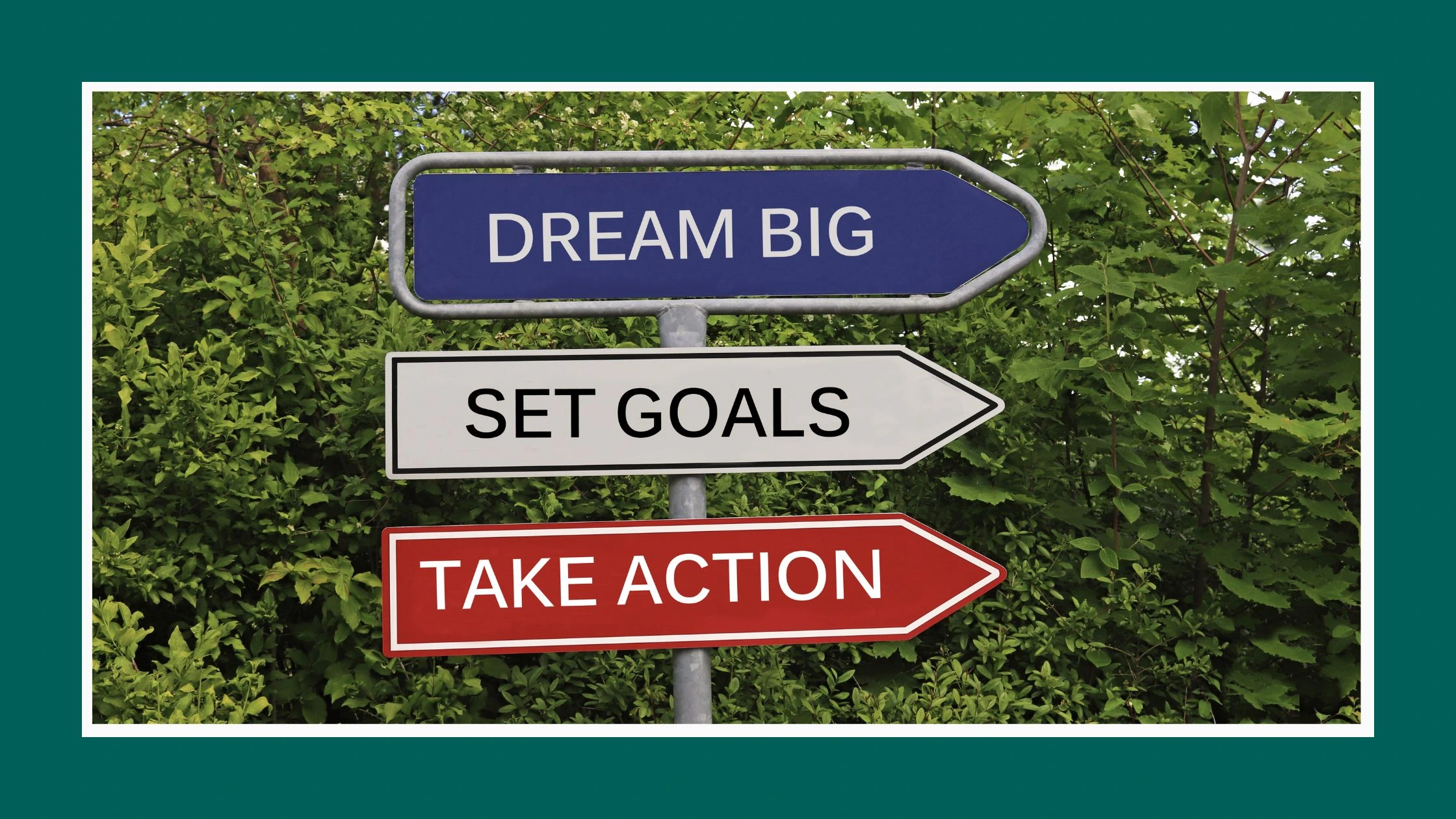 Znak z napisami: Dream Big, Set Goals, Take Action. Zdjęcie wprowadzające do artykułu: Jak skutecznie wyznaczać cele? Poznaj ekologiczny SMART