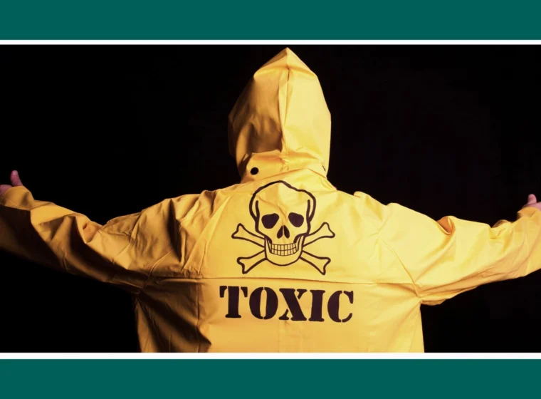 Człowiek stojący tyłem do fotografa. Ma na sobie żółtą bluzę, znaczek śmierci i napis toxic. To zdjęcie wprowadza do artykułu: Toksyczna pozytywność, czyli kiedy pozytywne myślenie staje się szkodliwe