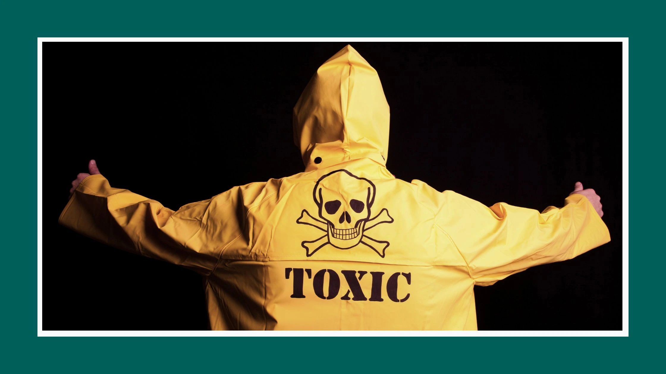 Człowiek stojący tyłem do fotografa. Ma na sobie żółtą bluzę, znaczek śmierci i napis toxic. To zdjęcie wprowadza do artykułu: Toksyczna pozytywność, czyli kiedy pozytywne myślenie staje się szkodliwe
