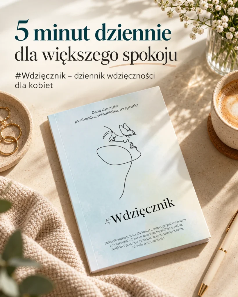 Dziennik wdzięczności dla kobiet #Wdzięcznik autorstwa Darii Kamińskiej na jasnym blacie, w otoczeniu kawy, kwiatów i przyborów do pisania. Grafika promuje pięciominutową praktykę wdzięczności.
