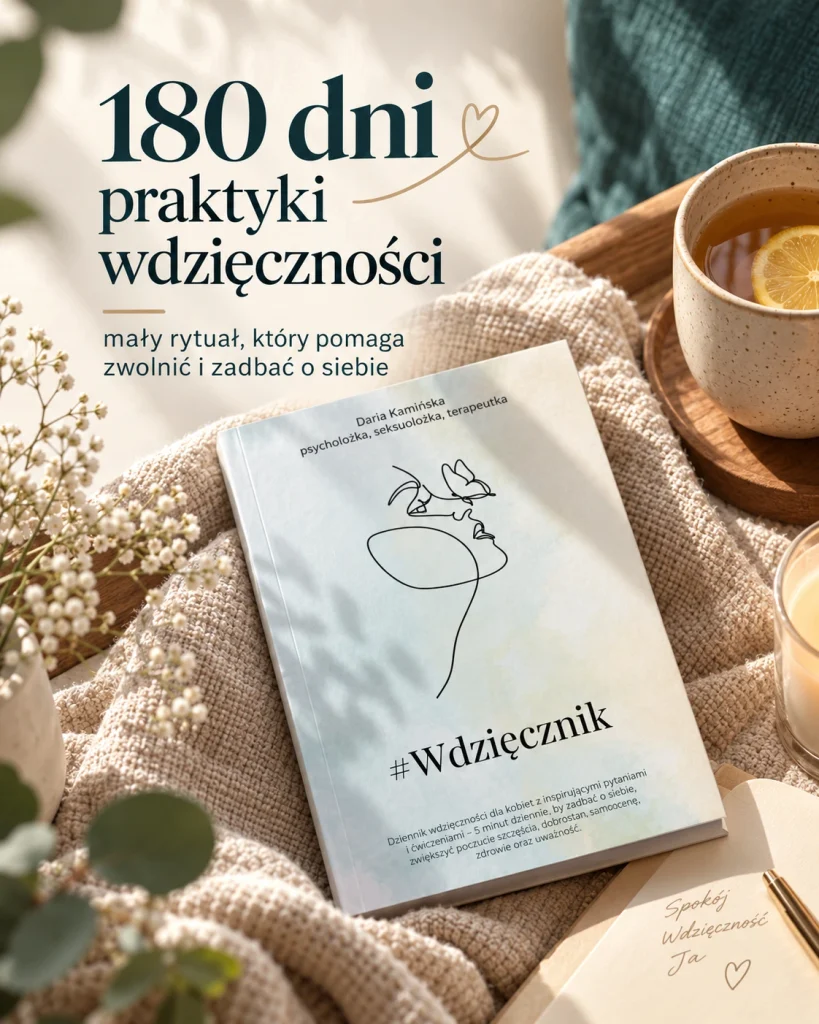 Dziennik wdzięczności dla kobiet #Wdzięcznik leżący na jasnym kocu obok filiżanki herbaty. Grafika zachęca do regularnej praktyki wdzięczności przez 180 dni i poświęcania kilku minut dziennie na refleksję.