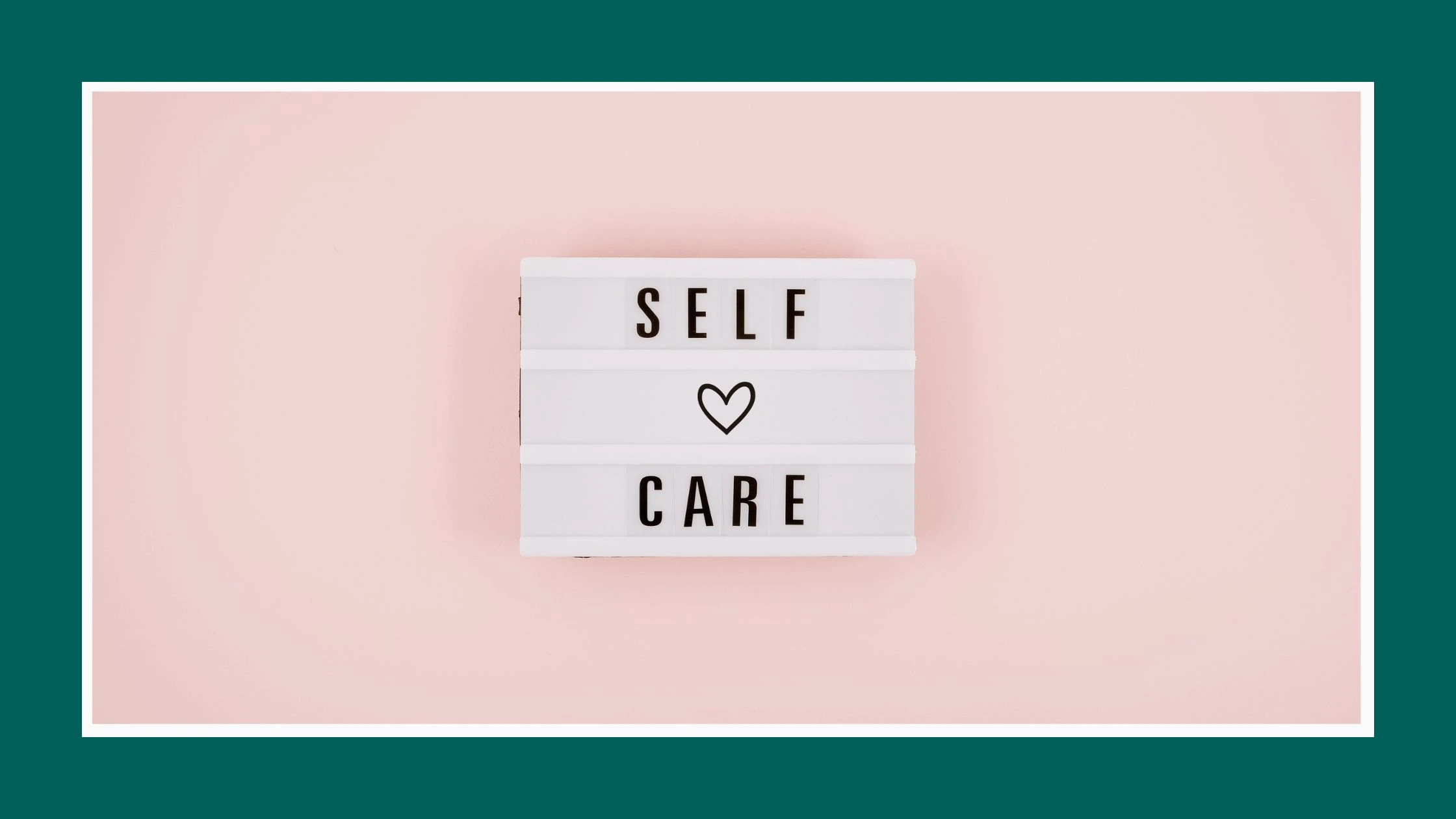 Zdjęcie przedstawia napis na karteczce: self-care. Jest to wprowadzenie do artykułu: 10 sposobów, by zadbać o siebie. Metody potwiedzone naukowo. Zebrane przez TherapyHub Online.