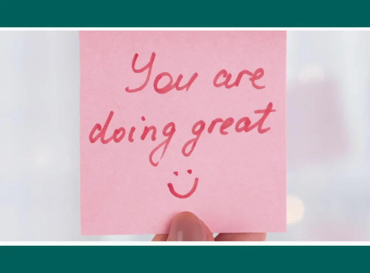 Zdjęcie przedstawia karteczkę (post-it) z napisem: You are doing great. Zdjęcie wprowadza do artykuł: Afirmacje a psychologia - czy afirmacje naprawdę działają?