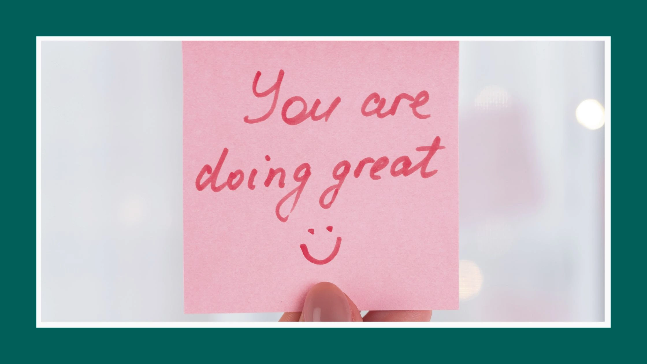 Zdjęcie przedstawia karteczkę (post-it) z napisem: You are doing great. Zdjęcie wprowadza do artykuł: Afirmacje a psychologia - czy afirmacje naprawdę działają?