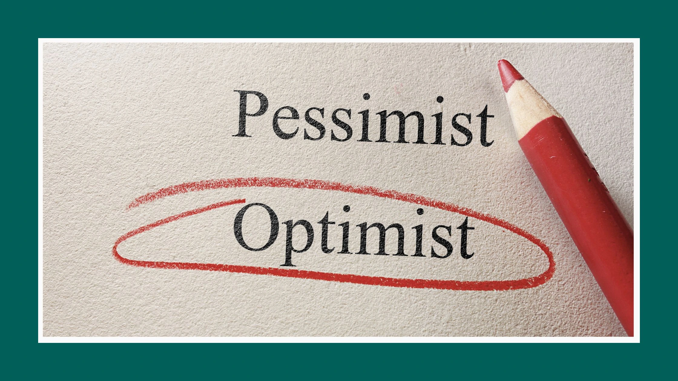 Zdjęcie przedstawia dwa zapisane słowa: pessimist (pesymista) i optimist (optymista). Obok jest czerwona kredka, która przed chwilą zakreśliła słowo optymista. Zdjęcie wprowadza do artykułu: Korzyści z optymizmu dla ciała i umysłu