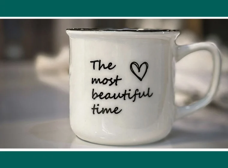 Zdjęcie przedstawia kubej z napisem: The most beautiful time (Najpiękniejszy czas). Ta grafika jest wprowadzeniem do artykuły: 13 inspirujących cytatów o szczęściu.