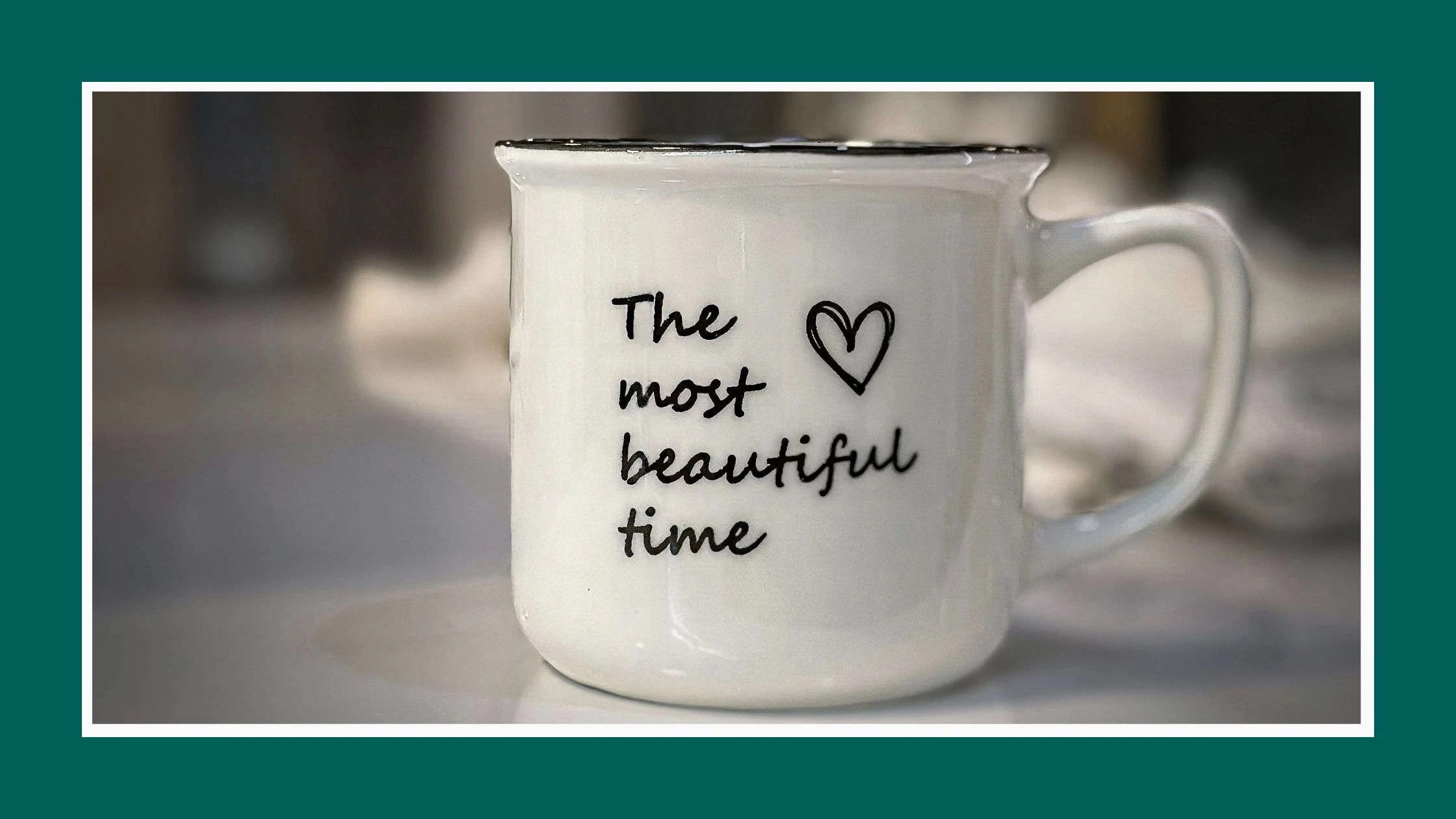 Zdjęcie przedstawia kubej z napisem: The most beautiful time (Najpiękniejszy czas). Ta grafika jest wprowadzeniem do artykuły: 13 inspirujących cytatów o szczęściu.